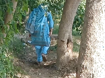 Blonde carry on sister covered goes for a acreage pick-up close by her big boobs & alien-like features