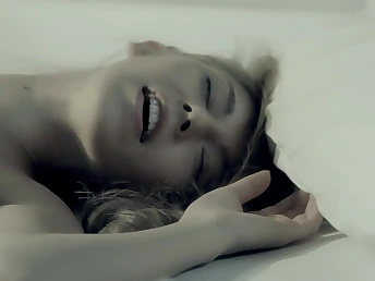 Babe in noir video poses her naked body