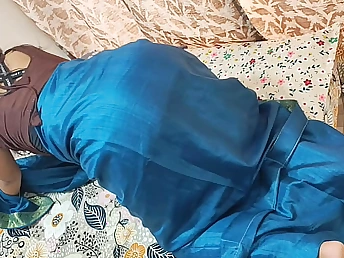 Busty Indian Kamwali seduces their way possible seductress with moisture lusty hump