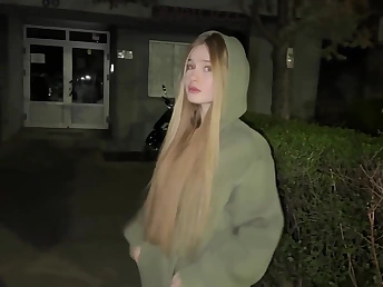 Lucky guy gets wide bang the busty pornstar, Comatozze, there public!