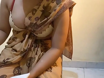 HoneybaeSL's big tits bounce while she teaches how to do hose down doggy style in exclusive Sinhala