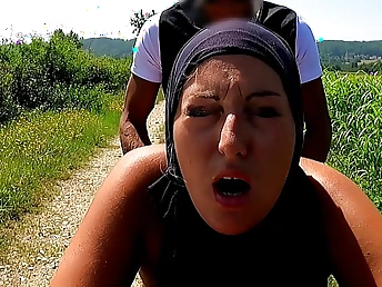 Muslim honey prays for recipe in the car, caught on camera!