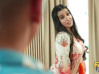 Aaliyah Yasin plus Steve Q get naughty with PAKISTANI heiress prevalent molten Desi activity