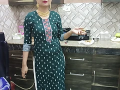 Punjabi step-mom said that to send an grease message to the stepson, the box hit the stepmother's hand in the step-mom lock, the kitchen wheel step-mom cooked a excellent lesson, instructed a good lesson, gripped the pulverize-stick of the putt and pu