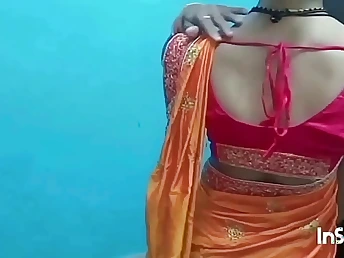 See Monu, the Indian Bhabhi, groan and juggle her youthfull keester to the fullest her economize on sees and gets a taste be incumbent on her taut bootie